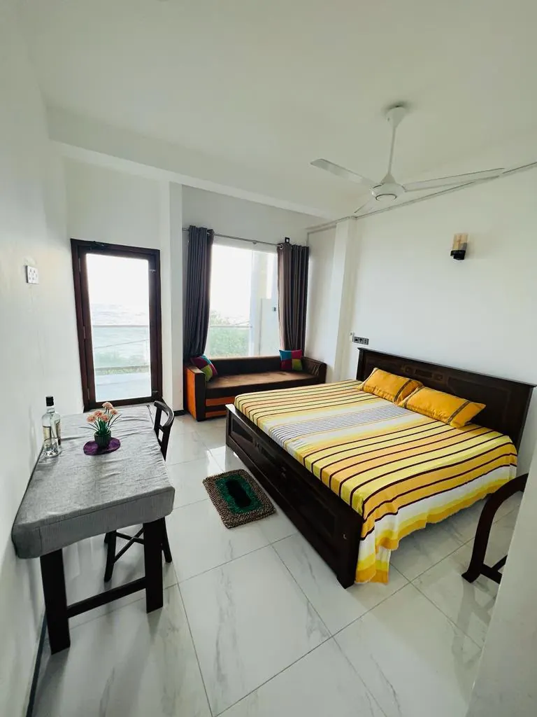 Sea view double room with a daybed and wide windows